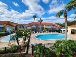 LAKE BERKLEY (975PT)  - 4BR 3.5BA Townhome