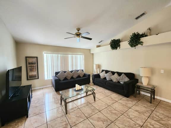 BASS LAKE - Spacious 4BR 2.5BA Pool Home