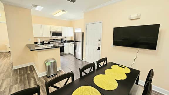 LUCAYA VILLAGE - RESORT 4BR 3BA Modern Townhome, Gated Resort