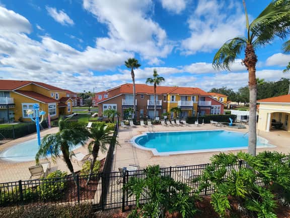 LAKE BERKLEY (975PT)  - 4BR 3.5BA Townhome